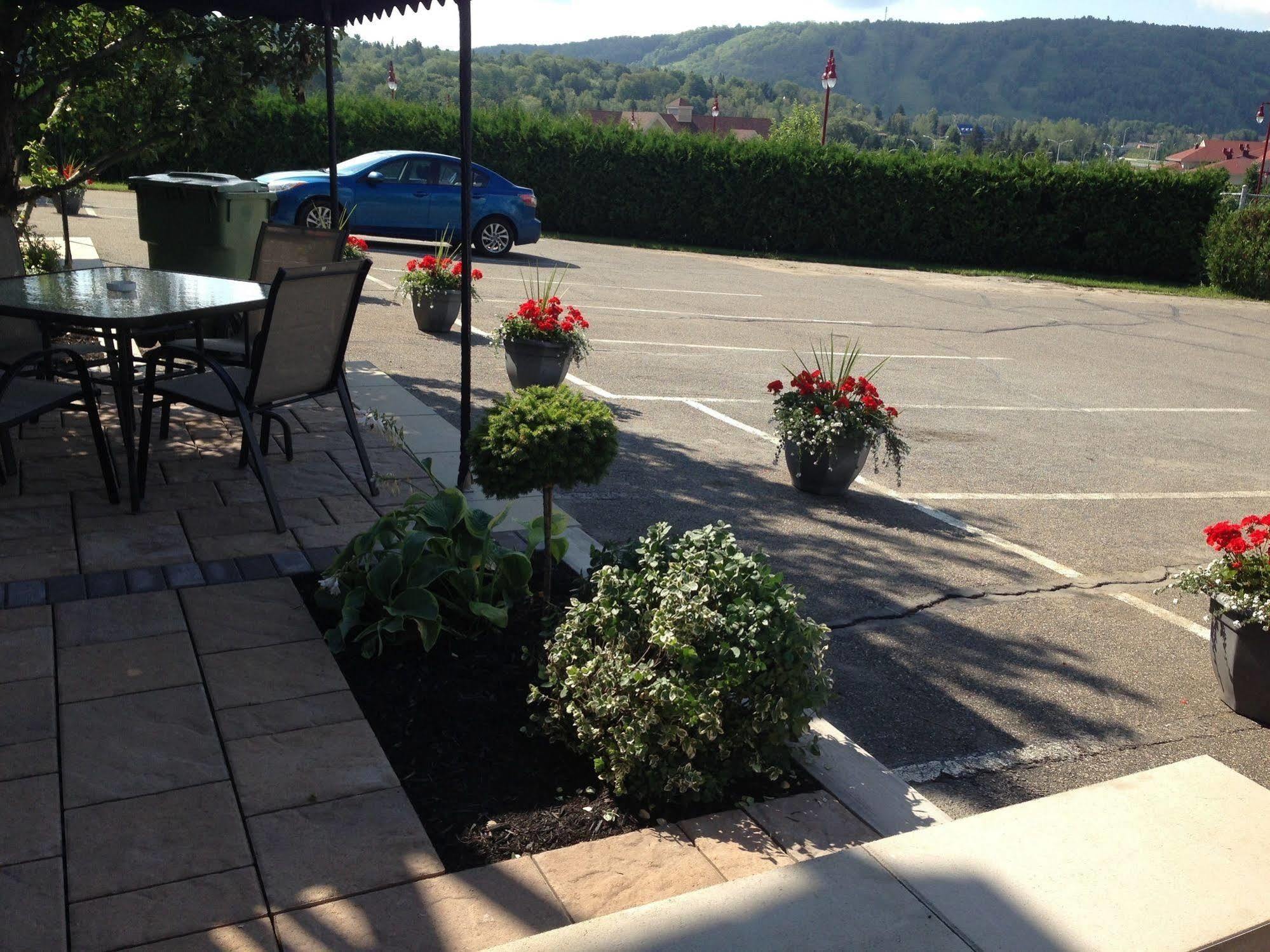 Motel Le Jolibourg Saint-Sauveur-des-Monts Exteriör bild